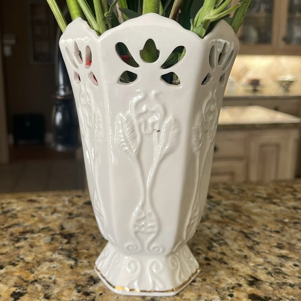 Pierced Ivory Ivory Vase with Gold Trim Papel Freelance